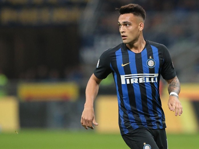 MILAN, ITALY - SEPTEMBER 29:  Lautaro Martinez of FC Internazionale looks on during the Serie A match between FC Internazionale and Cagliari at Stadio Giuseppe Meazza on September 29, 2018 in Milan, Italy.  (Photo by Emilio Andreoli/Getty Images)
