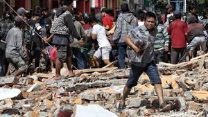 Warga Palu Berebut Barang-barang di Mal Tatura