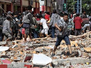 Warga Palu Berebut Barang-barang di Mal Tatura