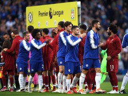 Pemain dari kedua tim berjabat tangan sebelum pertandingan dimulai. (Mike Hewitt/Getty Images)