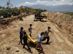 Potret Pemakaman Massal Korban Gempa-Tsunami Palu Potret Pemakaman Massal Korban Gempa-Tsunami Palu