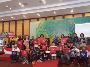 Warga Kamboja Belajar Membatik dengan Canting Warga Kamboja Belajar Membatik dengan Canting
