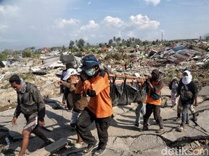 Relawan, Juru Negosiasi di Tengah Kepanikan Korban Bencana Relawan, Juru Negosiasi di Tengah Kepanikan Korban Bencana