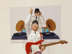 Ada Patung Bung Karno Tengah Main Gitar Elektrik di Pameran Hari Prast