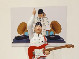 Ada Patung Bung Karno Tengah Main Gitar Elektrik di Pameran Hari Prast Ada Patung Bung Karno Tengah Main Gitar Elektrik di Pameran Hari Prast