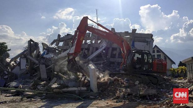 Pencarian korban gempa Palu di Hotel Roa Roa.