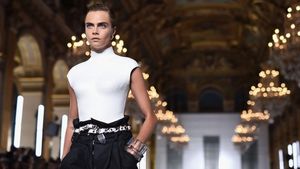 Welcome Back! Cara Delevingne Tebar Pesona Lagi di Paris Fashion Week