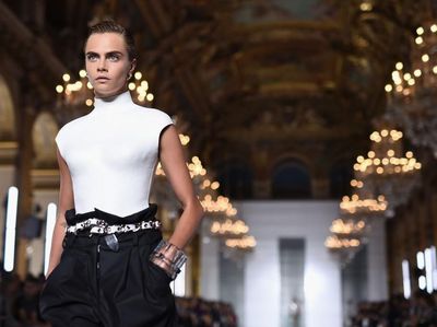 Welcome Back! Cara Delevingne Tebar Pesona Lagi di Paris Fashion Week