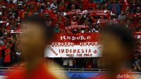 Suporter timnas tampak memerahkan Stadion Bukit Jalil.