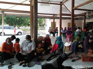 Bau Limbah PT RUM, Warga di Sukoharjo Mengungsi di Balai Desa Bau Limbah PT RUM, Warga di Sukoharjo Mengungsi di Balai Desa