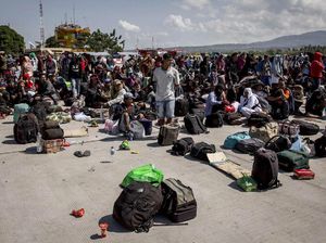Korban Gempa dan Tsunami Menanti Evakuasi Keluar dari Palu