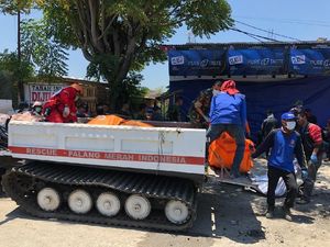 Amfibi Hagglund PMI Turut Evakuasi Jenazah di Palu