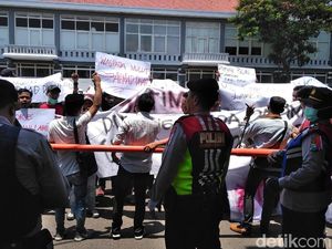 Puluhan Orang Tuntut Kasus Ahmad Dhani Soal Ujaran Kebencian Diusut Puluhan Orang Tuntut Kasus Ahmad Dhani Soal Ujaran Kebencian Diusut