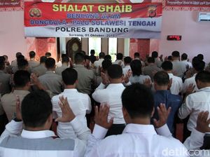 Polres Bandung Gelar Salat Gaib untuk Korban Gempa Sulteng