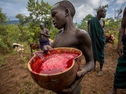 Makan dengan Mayat dan Minum Darah, Ini Ritual Makan Menyeramkan di Dunia