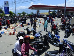 Korban Gempa-Tsunami Palu Berburu BBM