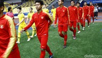 Timnas Indonesia dan Australia memasuki lapangan untuk bertanding di perempatfinal Piala Asia U-16 di Stadion Bukit Jalil, Kuala Lumpur, Senin (1/10/2019).