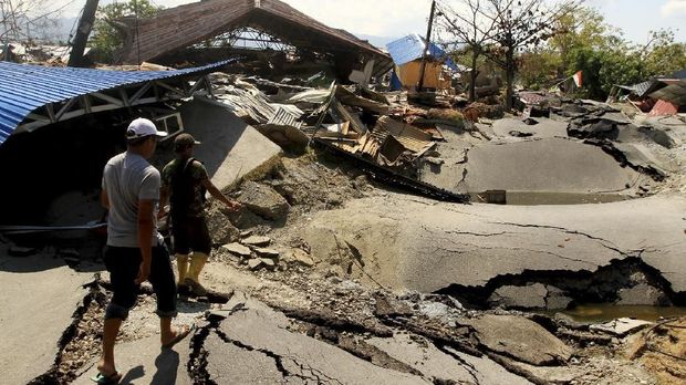 Warga memantau area terdampak gempa di Petobo, Palu Selatan, Sulawesi Tengah, Senin (1/10).