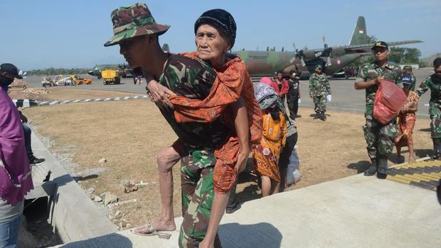Personel TNI mengevakuasi korban gempa dan tsunami SUlteng, di Lanud Hasanuddin, Makassar, Sulawesi Selatan, Senin (1/10).