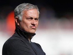 Mourinho Dibayangi Pemecatan, Gary Neville Membela