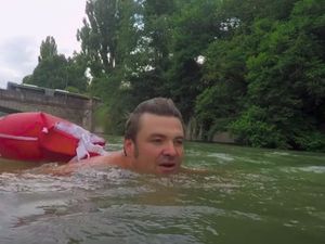 Swim to Work, Cerita Pekerja Kota yang Berenang Setiap Hari