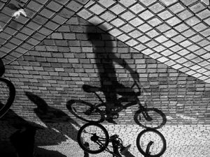 Gokil! Main Sepeda Kini Bisa di Atas Air