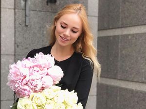 Viral, Video Wanita Siram Selangkangan Pria yang Duduk Ngangkang di Kereta