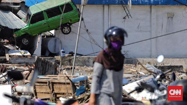 Kondisi pesisir Pantai Talise pasca gempabumi dan tsunami di Palu, Sulawesi Tengah, Senin (1/10).