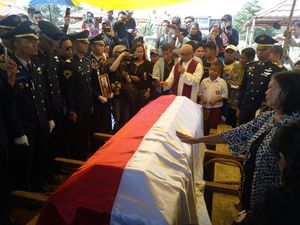 Tangis Warnai Pemakaman Petugas ATC Palu Gunawan Agung Tangis Warnai Pemakaman Petugas ATC Palu Gunawan Agung