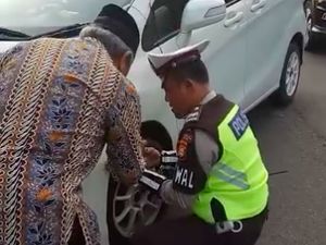 Salut! Polisi Bantu Warga saat Bumper Mobil Terlepas