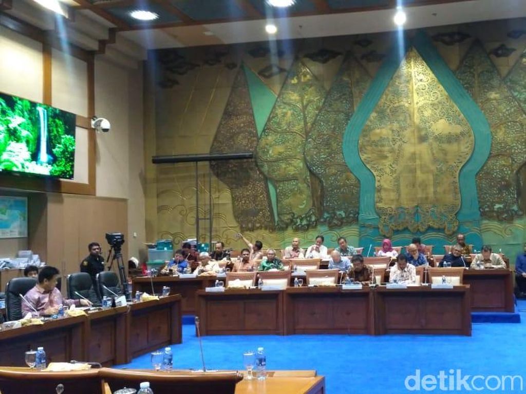 Anggota DPR Kritik Harga Premium Murah Hambat Energi Terbarukan Anggota DPR Kritik Harga Premium Murah Hambat Energi Terbarukan