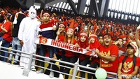 Salah satu suporter memakai kostum yang berbeda dengan pendukung timnas lainnya. Dia memakai kostum pocong.