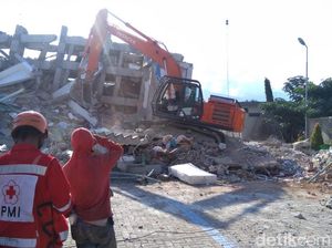 Korban Selamat Tertimbun Hotel Roa Roa Sempat Kirim SMS Korban Selamat Tertimbun Hotel Roa Roa Sempat Kirim SMS