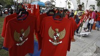 Kaos-koas Timnas Indonesia dijual di luar Stadion Bukit Jalil.