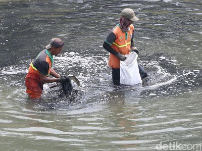 Aksi Bersih-bersih Kanal Banjir Timur
