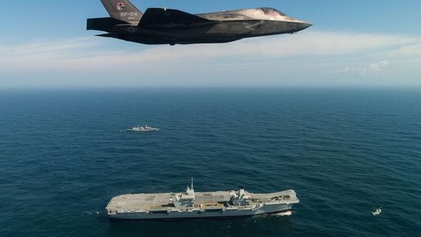 Kapal Induk Tercanggih Inggris Unjuk Kekuatan dengan Jet F-35