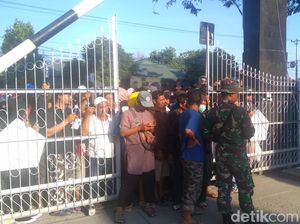 Pagi-pagi, Warga Palu Sudah Berdesakan Menunggu Bantuan Pagi-pagi, Warga Palu Sudah Berdesakan Menunggu Bantuan