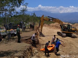 Korban Gempa-Tsunami Sulteng Mulai Dimakamkan Secara Massal
