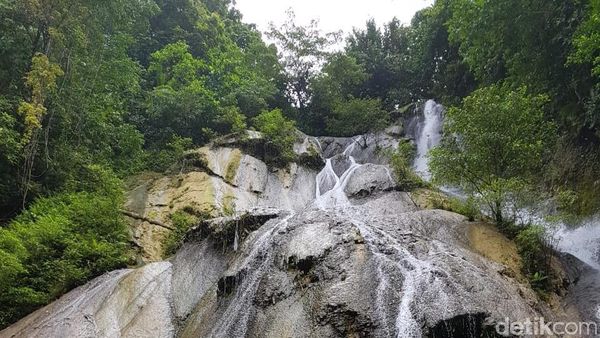 Foto: Cantiknya Air Terjun Cantik Tengah Hutan di Ambon