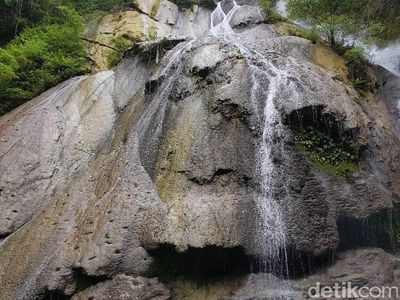 Foto: Cantiknya Air Terjun Cantik Tengah Hutan di Ambon