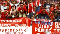 Mereka terus meneriakkan yel-yek dukungan kepada timnas Indonesia.