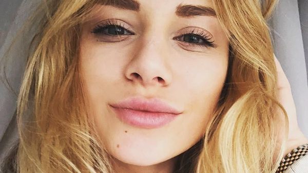 Sosok Wanita Cantik Viral, Siram Pria yang Duduk Ngangkang di Kereta