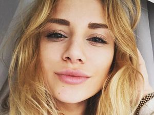 Sosok Wanita Cantik Viral, Siram Pria yang Duduk Ngangkang di Kereta Sosok Wanita Cantik Viral, Siram Pria yang Duduk Ngangkang di Kereta