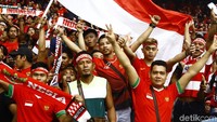 Suporter Indonesia kompak memakai kaus berwarna merah. Mereka juga mengibarkan bendara merah putih.
