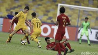 Australia melakukan serangan.
