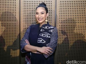 Happy Salma Terkenang dengan Karya Nh Dini Pangeran dari Seberang Happy Salma Terkenang dengan Karya Nh Dini Pangeran dari Seberang