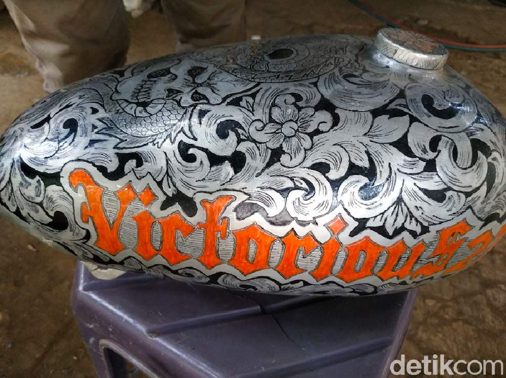 Mengukir Batik di Part Motor Butuh Waktu Minimal Sebulan Mengukir Batik di Part Motor Butuh Waktu Minimal Sebulan