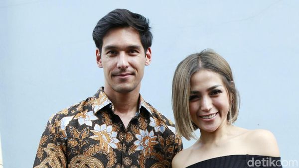 Serasinya Jessica Iskandar dan Richard Kyle dengan Batik