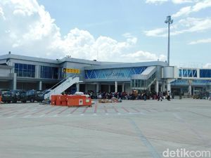 Video: Bandara Palu Hari Ini, Warga Tertib Antre Tunggu Pesawat
