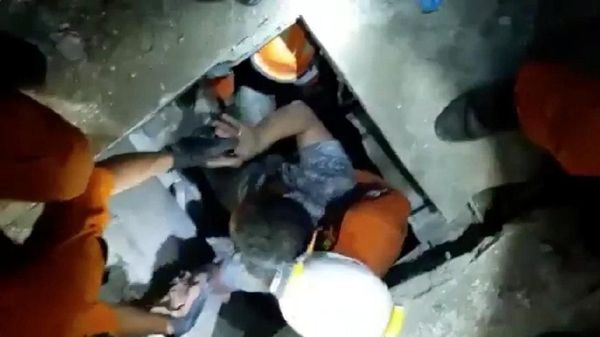 Tertimbun Bangunan Selama 4 Hari, Pria Ini Berhasil Diselamatkan Tim SAR